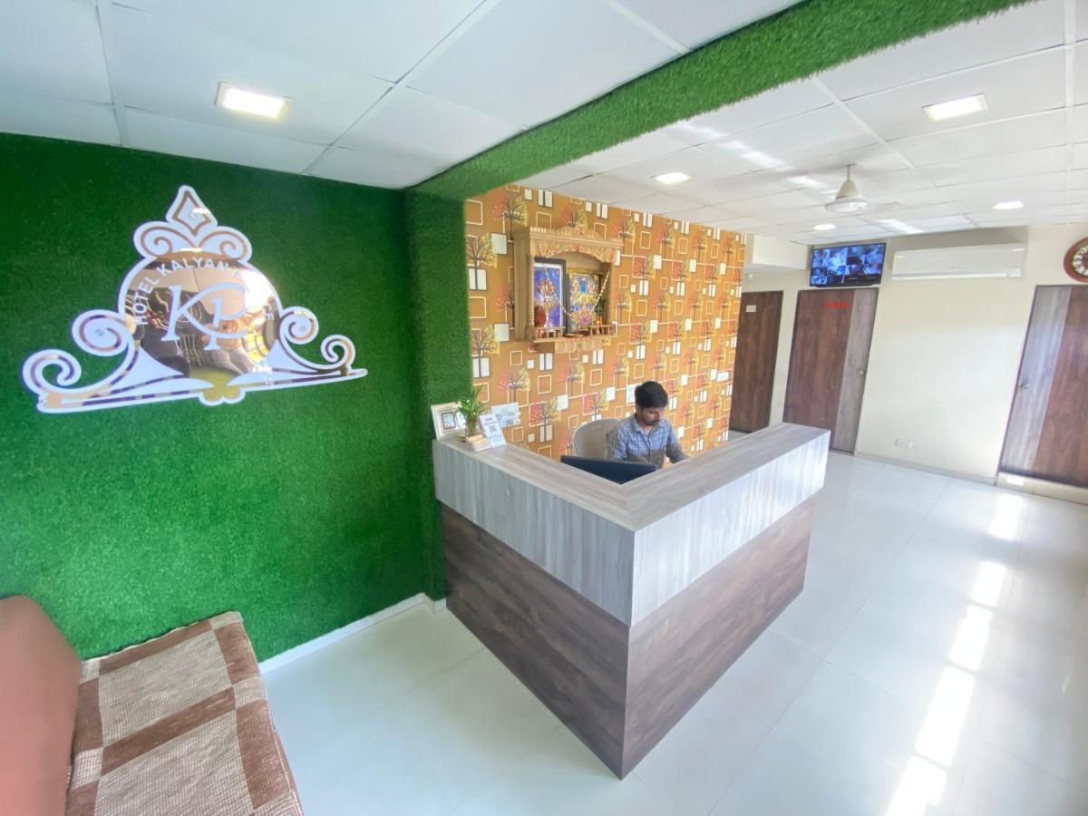 Hotel Kalyan Palace Watuwa 외부 사진