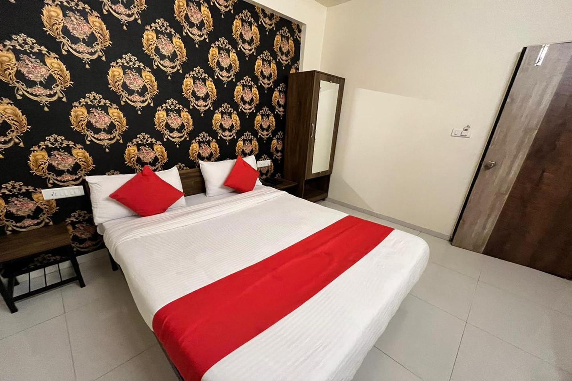 Hotel Kalyan Palace Watuwa 외부 사진