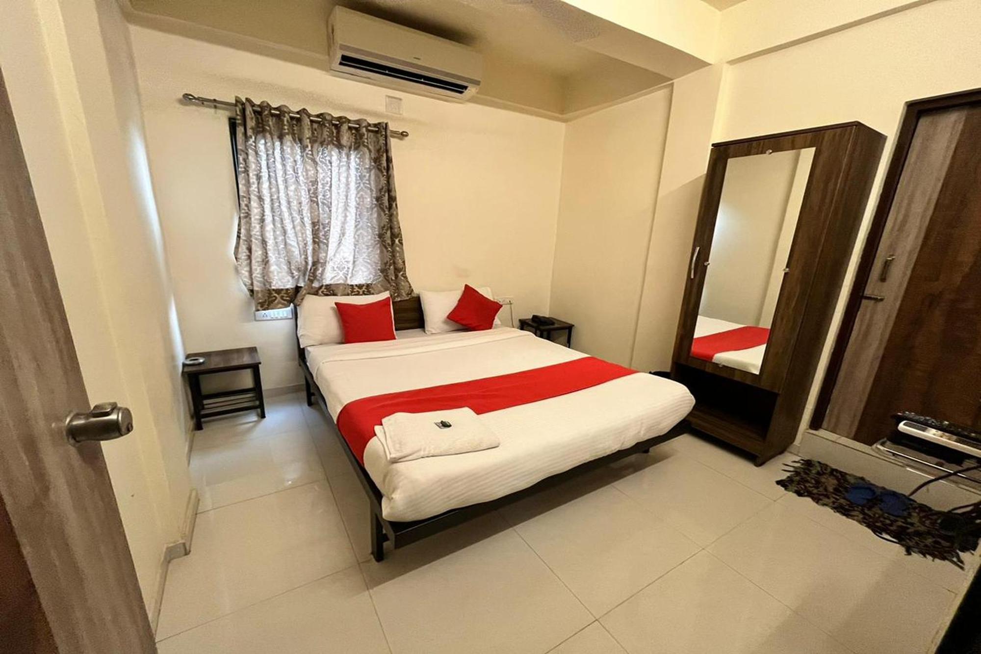 Hotel Kalyan Palace Watuwa 외부 사진