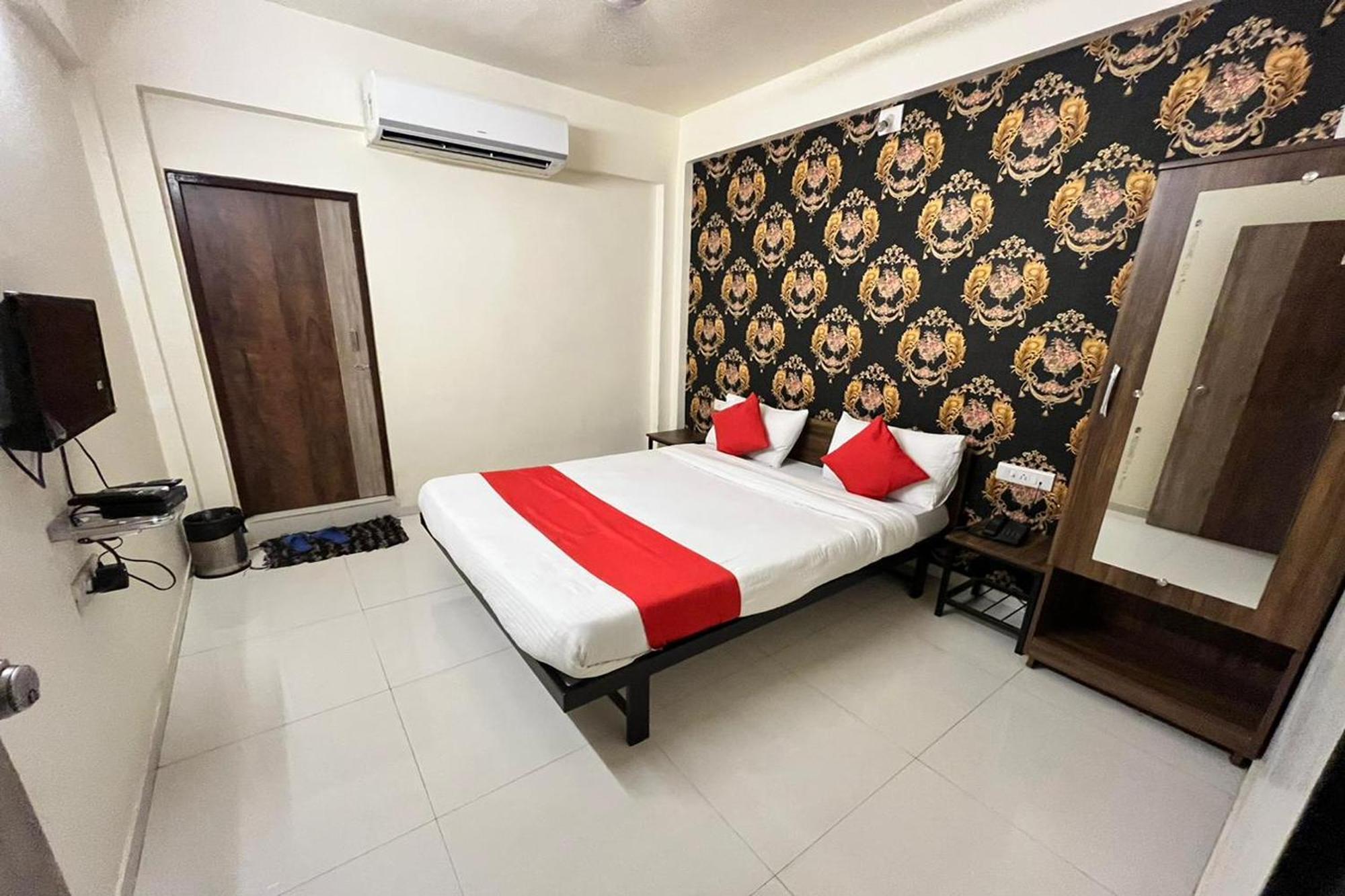 Hotel Kalyan Palace Watuwa 외부 사진