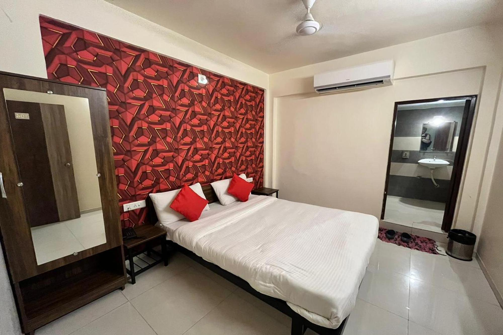 Hotel Kalyan Palace Watuwa 외부 사진