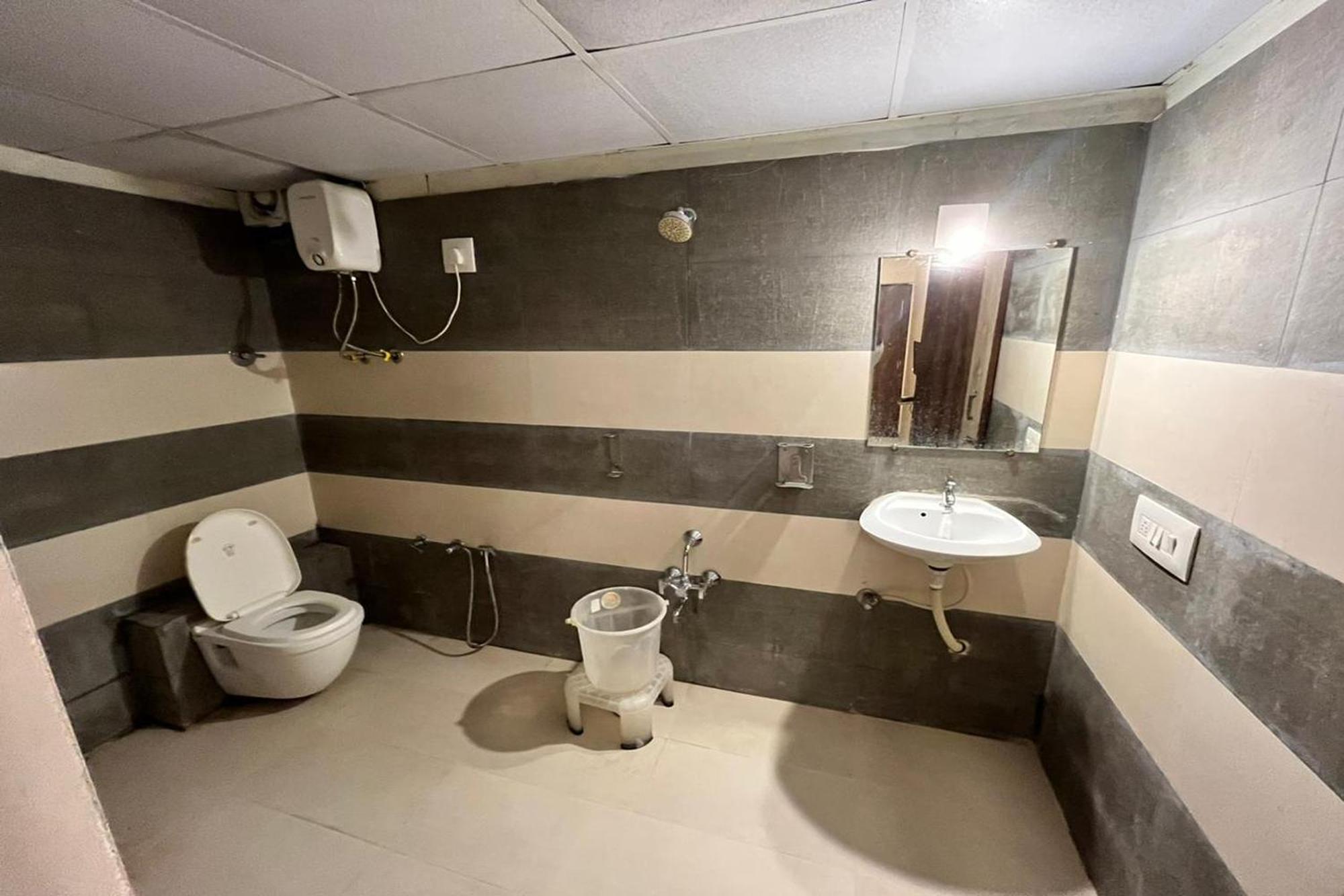 Hotel Kalyan Palace Watuwa 외부 사진