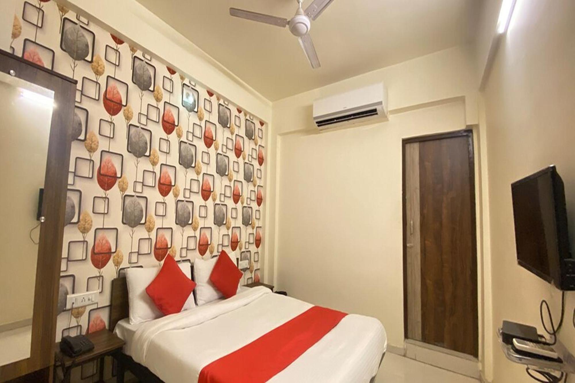 Hotel Kalyan Palace Watuwa 외부 사진