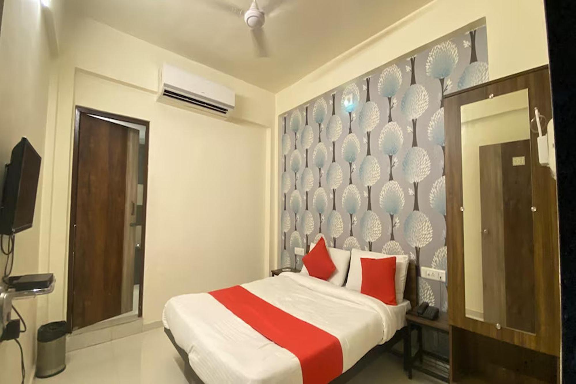 Hotel Kalyan Palace Watuwa 외부 사진
