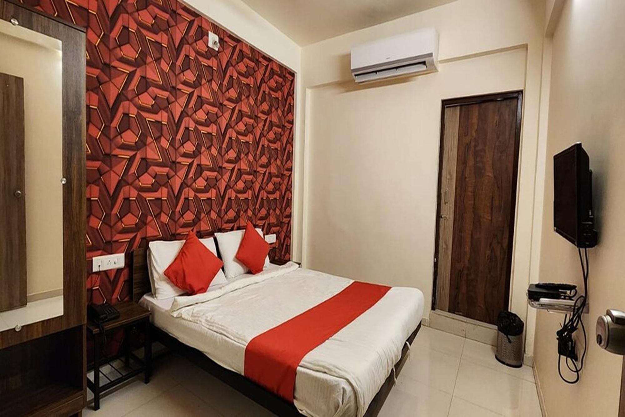 Hotel Kalyan Palace Watuwa 외부 사진