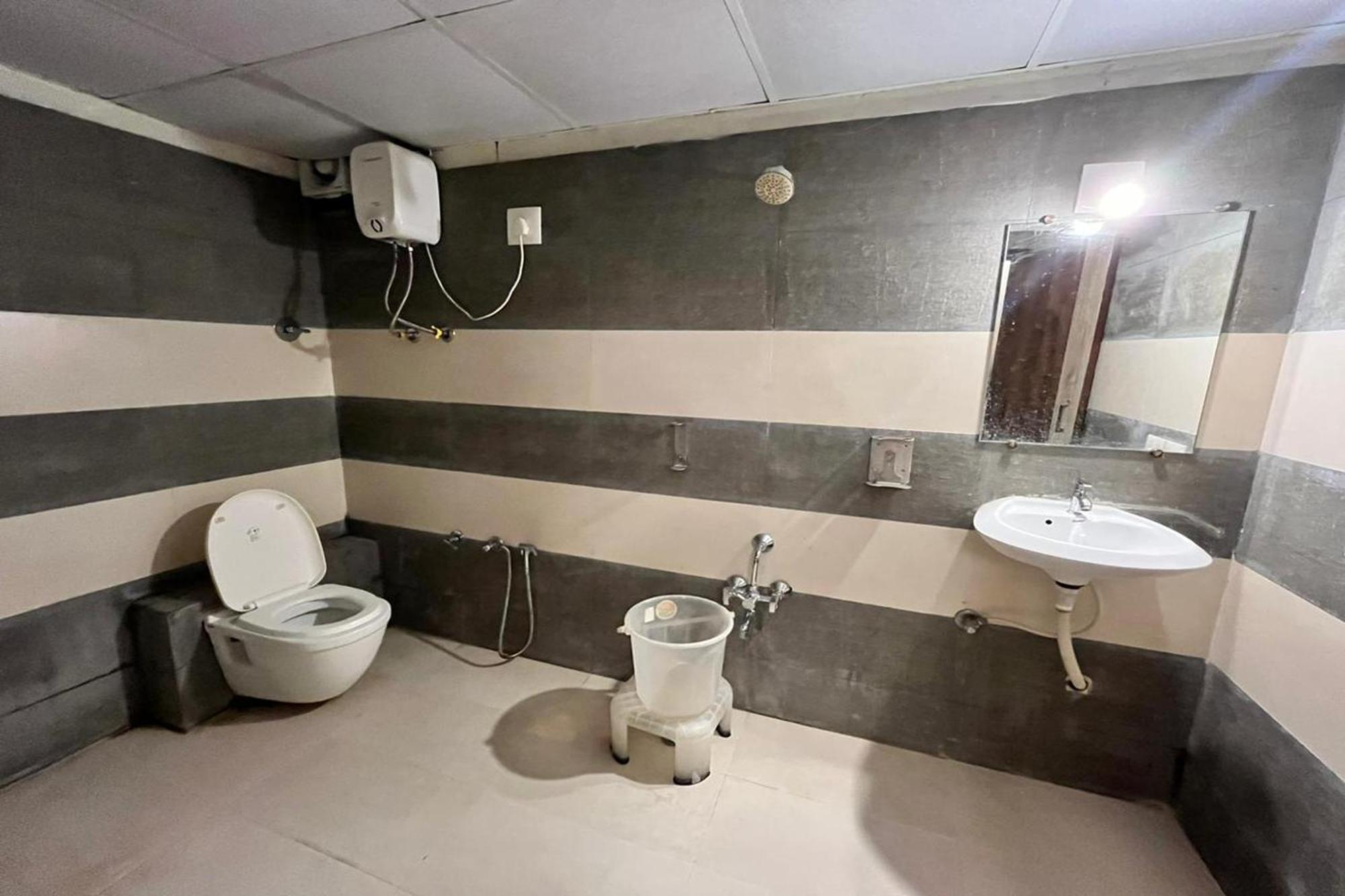 Hotel Kalyan Palace Watuwa 외부 사진