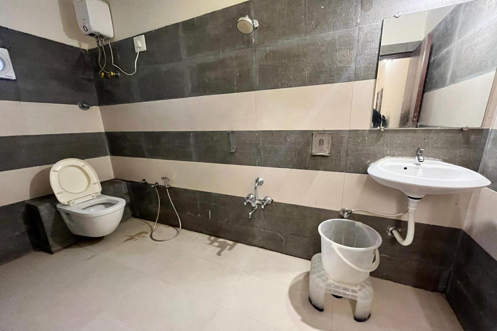 Hotel Kalyan Palace Watuwa 외부 사진