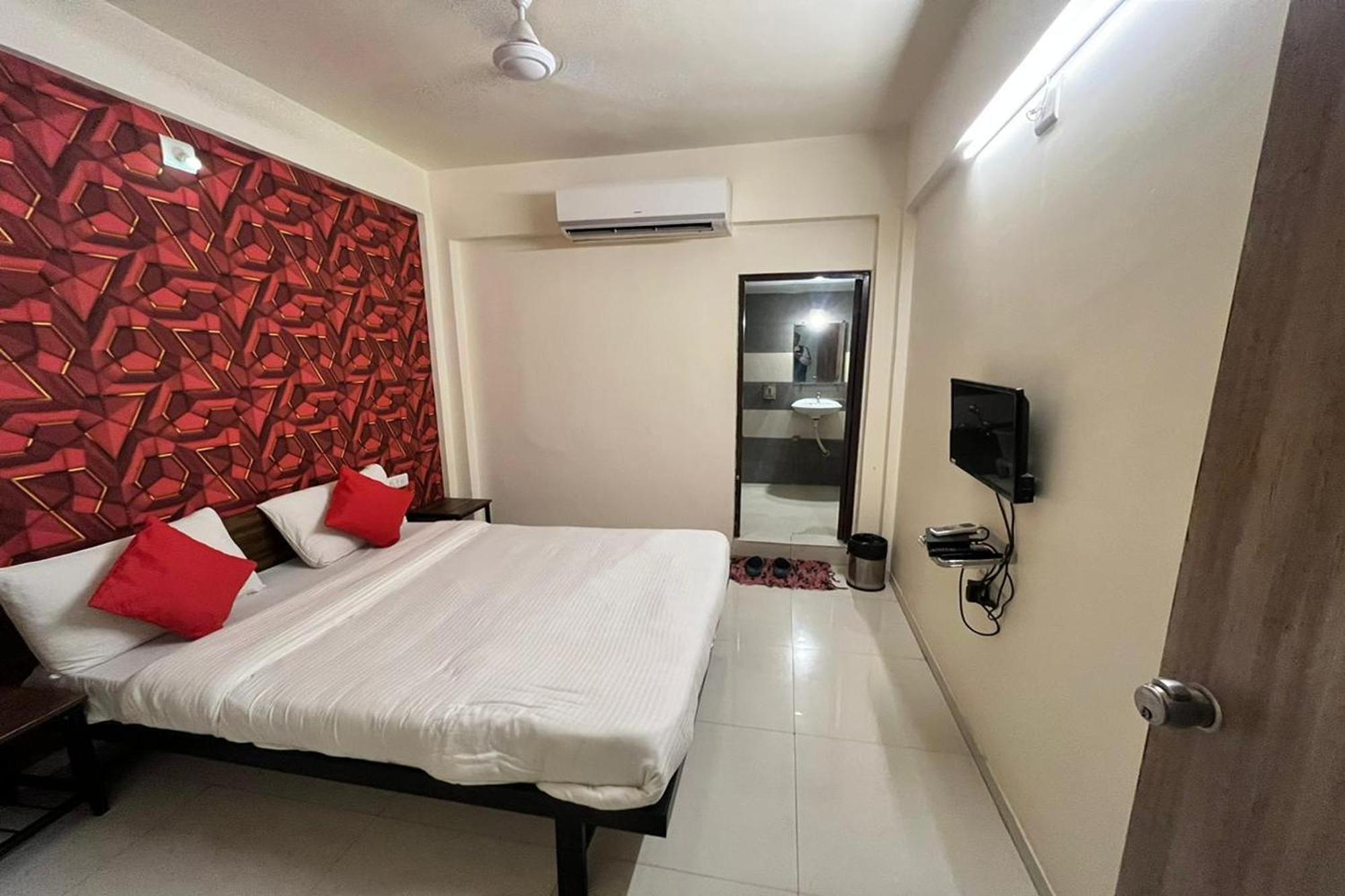 Hotel Kalyan Palace Watuwa 외부 사진