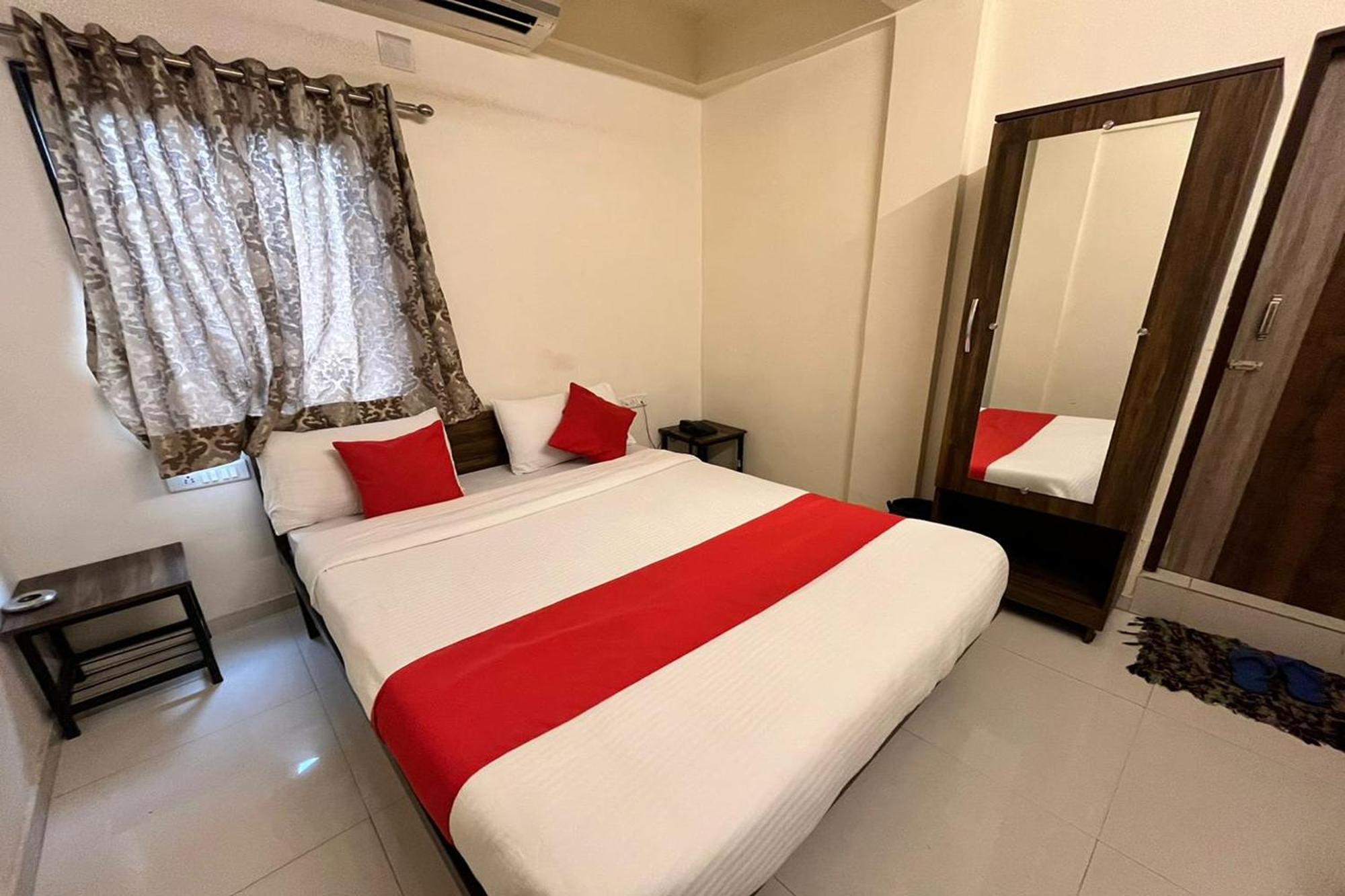 Hotel Kalyan Palace Watuwa 외부 사진
