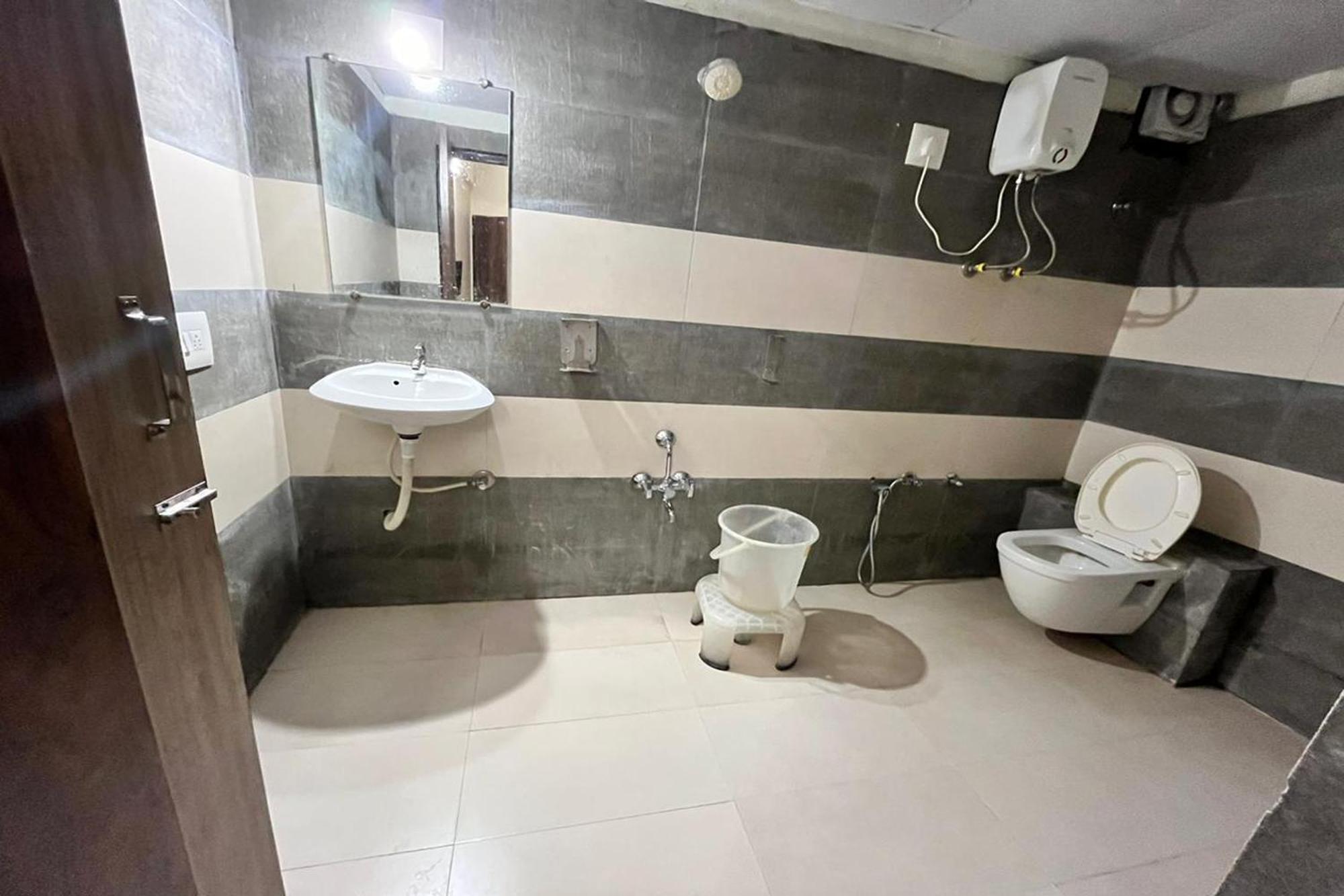 Hotel Kalyan Palace Watuwa 외부 사진