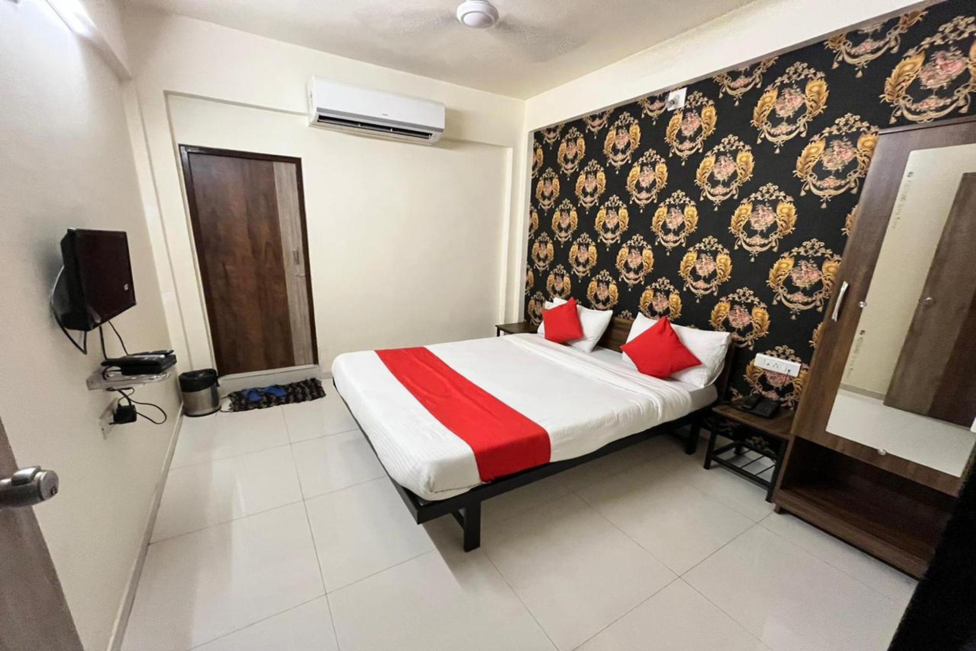 Hotel Kalyan Palace Watuwa 외부 사진