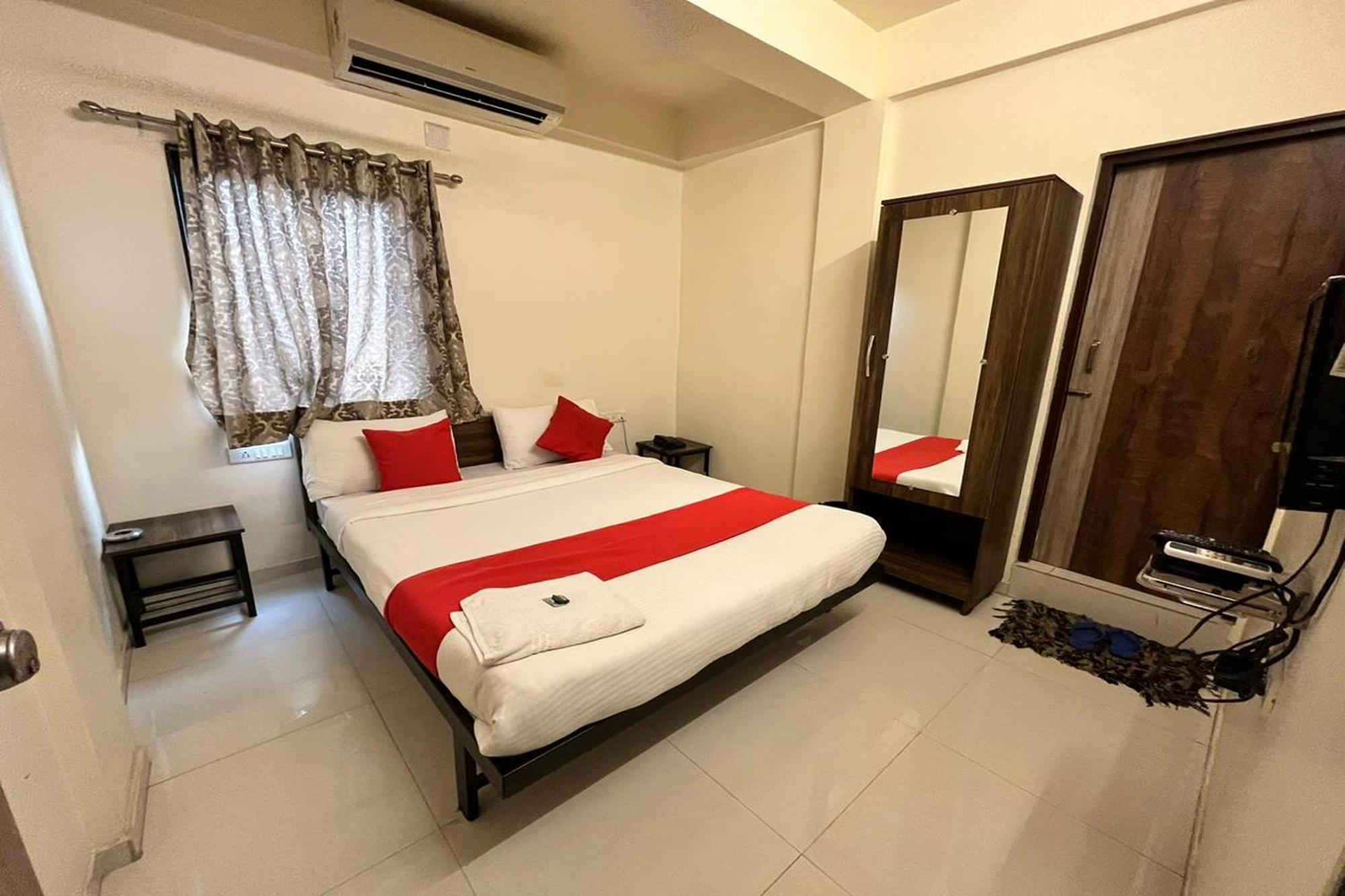Hotel Kalyan Palace Watuwa 외부 사진