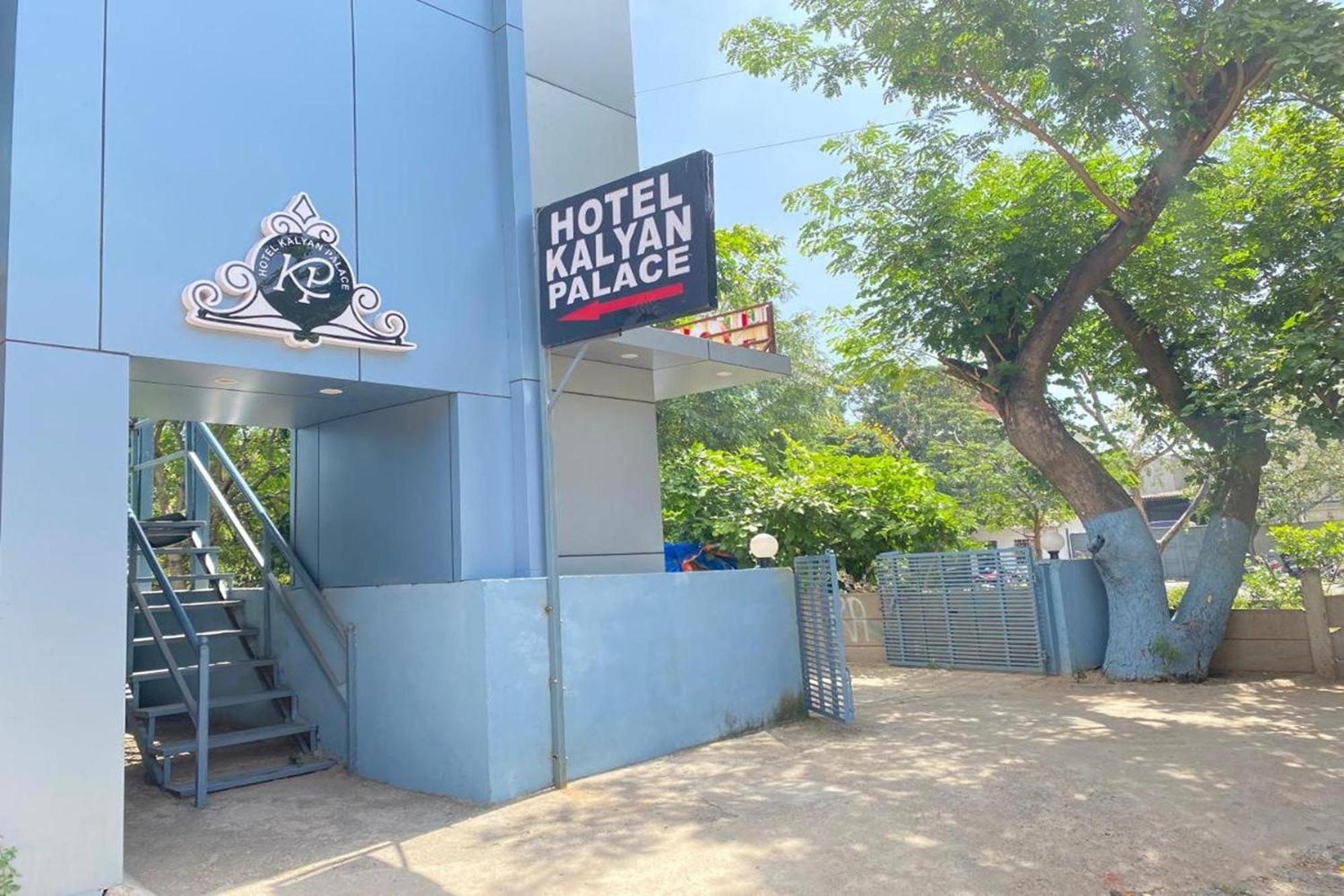 Hotel Kalyan Palace Watuwa 외부 사진